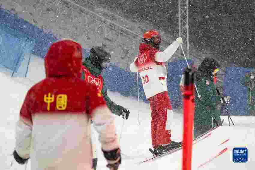 1月30日，中国队选手赵洋（中）在训练中。